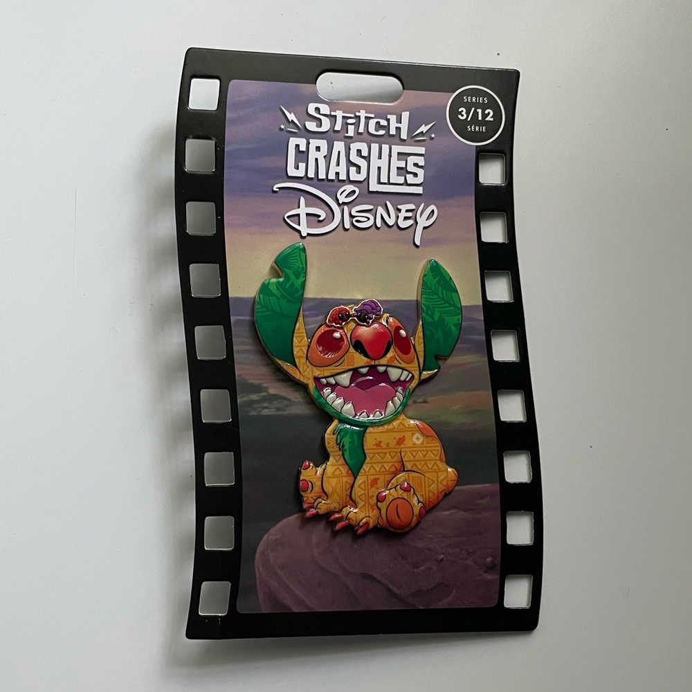 Stitch Crashes Disney Jumbo Pin – Lion King